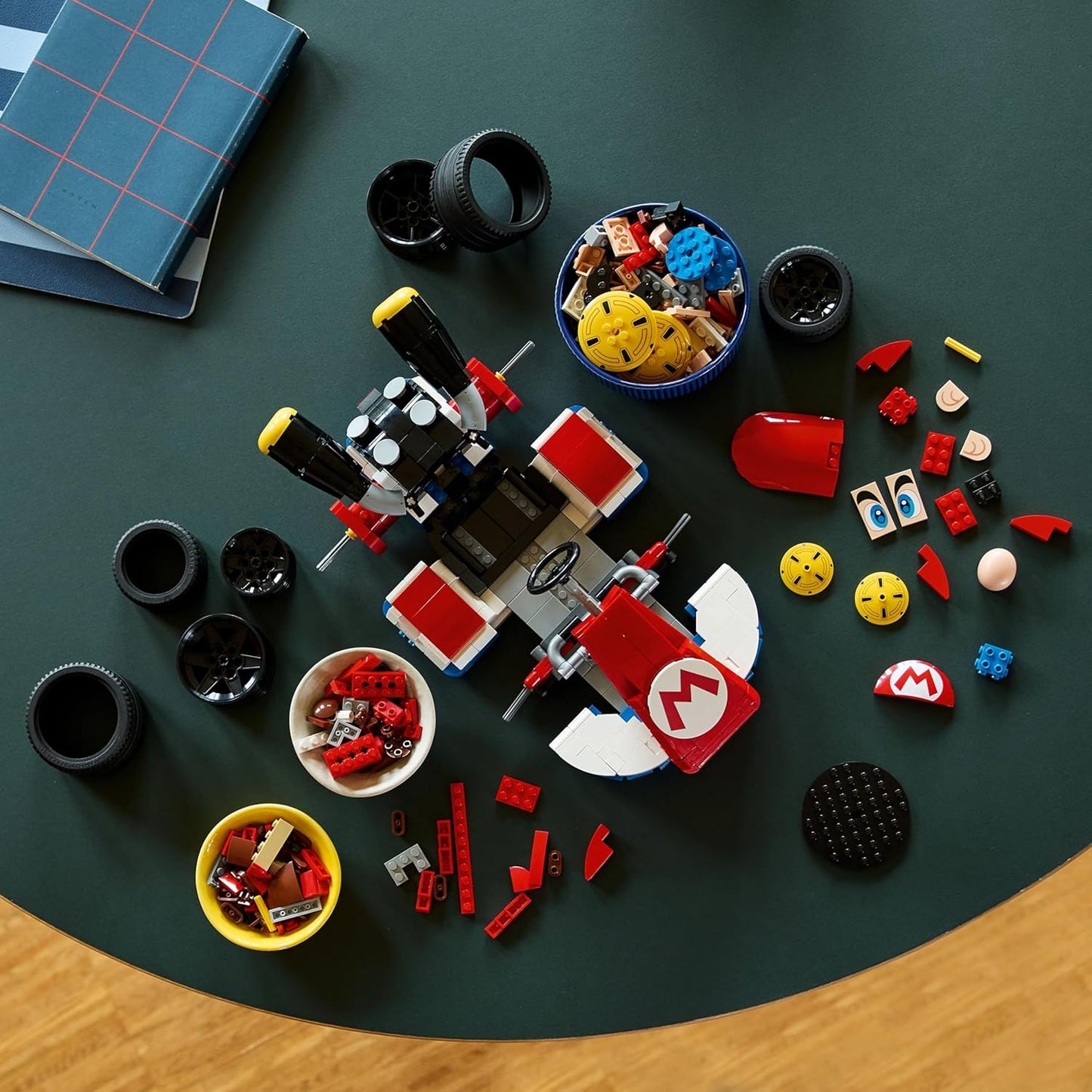 LEGO Super Mario: Mario Kart - Juego de construcción de Mario y kart estándar para adultos, estante de libros de bricolaje y decoración de habitación para hombres y mujeres, a partir de 18 años, idea