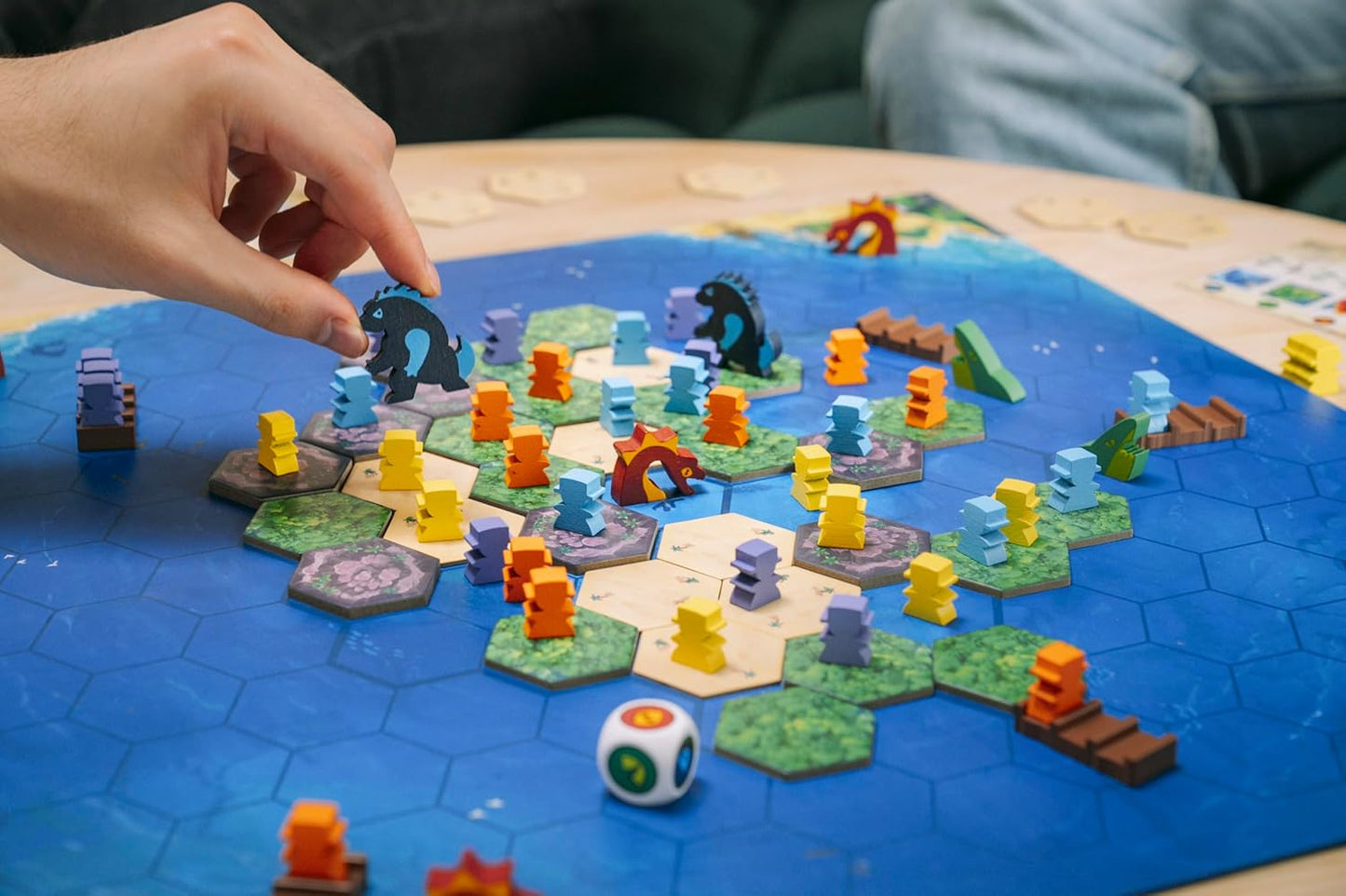 Asmodee Survive The Island - Juego de mesa (edición 2024) - Aventura de escape emocionante con nuevos monstruos, divertido juego de estrategia para niños y adultos, a partir de 8 años, 2 a 5 jugadores