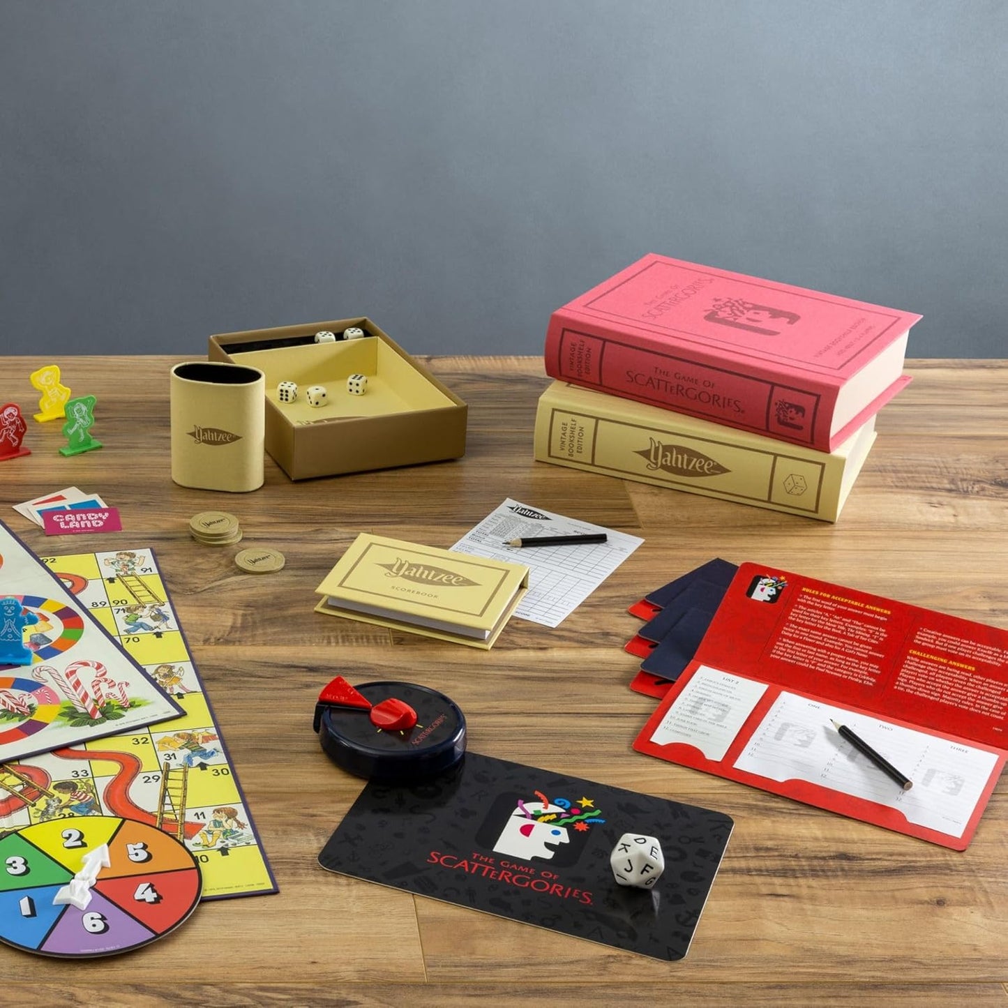 WS Game Company Colección de 15 juegos de mesa vintage para estanterías que incluyen Scrabble, Monopoly, Clue, Yahtzee, Chess, Boggle, Candy Land, Connect Four & Sorry! - Juegos familiares clásicos