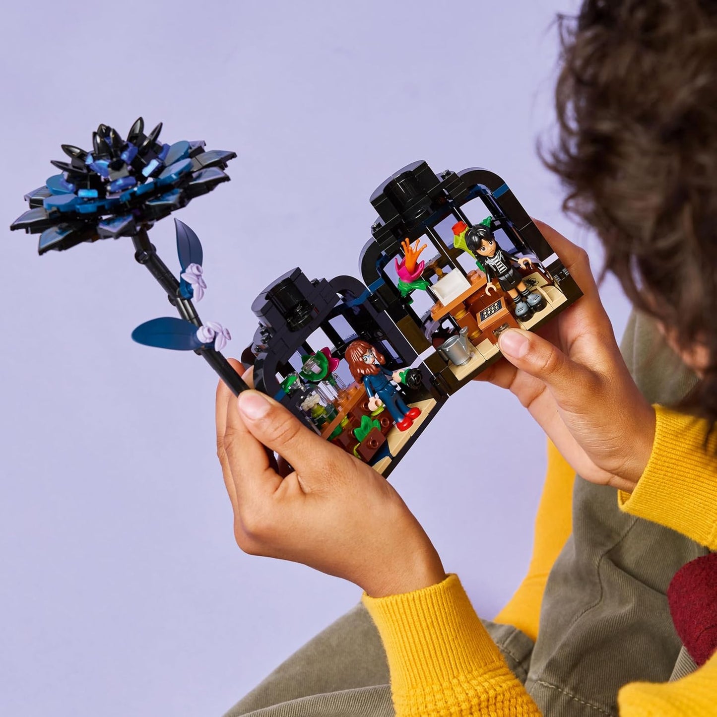 LEGO Wednesday - Juguete de construcción de flores de dalia negra, juego de simulación para niñas y niños, a partir de 9 años, con Minidolls de Wednesday Addams y profesor, bloques de construcción