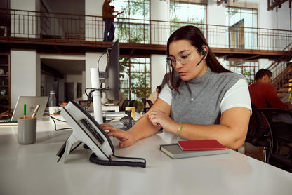 Poly Voyager Legend 50 - Auriculares Bluetooth - Auriculares inalámbricos con micrófono - Cuatro micrófonos con cancelación de ruido, bloqueo de ruido AI y tecnología WindSmart - Conectividad y