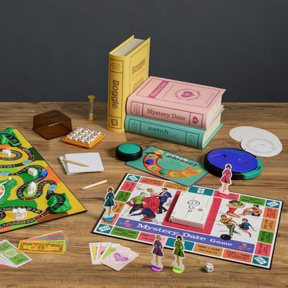 WS Game Company Colección de 15 juegos de mesa vintage para estanterías que incluyen Scrabble, Monopoly, Clue, Yahtzee, Chess, Boggle, Candy Land, Connect Four & Sorry! - Juegos familiares clásicos