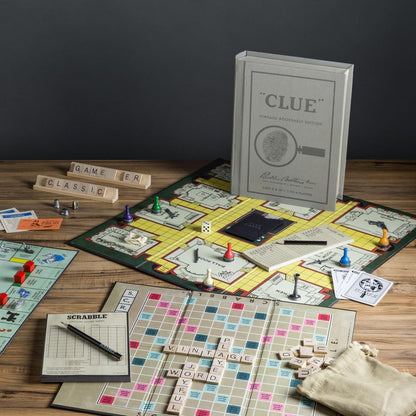 WS Game Company Colección de 15 juegos de mesa vintage para estanterías que incluyen Scrabble, Monopoly, Clue, Yahtzee, Chess, Boggle, Candy Land, Connect Four & Sorry! - Juegos familiares clásicos