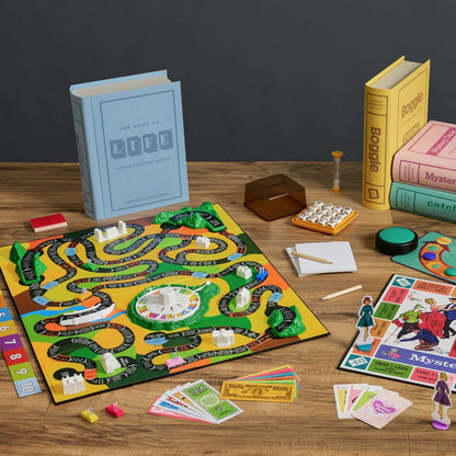 WS Game Company Colección de 15 juegos de mesa vintage para estanterías que incluyen Scrabble, Monopoly, Clue, Yahtzee, Chess, Boggle, Candy Land, Connect Four & Sorry! - Juegos familiares clásicos