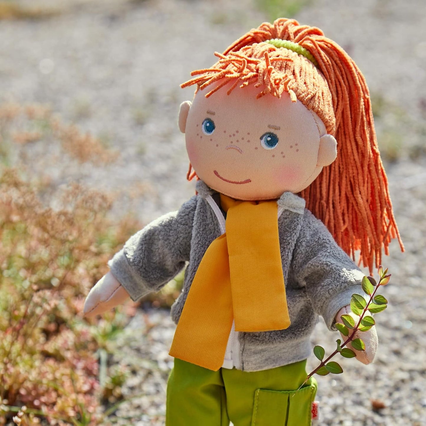 Muñeca blanda HABA Soley de 12", con pelo rojo, atuendo de aven...