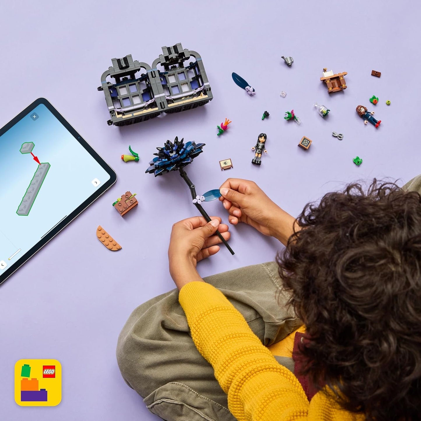 LEGO Wednesday - Juguete de construcción de flores de dalia negra, juego de simulación para niñas y niños, a partir de 9 años, con Minidolls de Wednesday Addams y profesor, bloques de construcción
