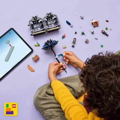 LEGO Wednesday - Juguete de construcción de flores de dalia negra, juego de simulación para niñas y niños, a partir de 9 años, con Minidolls de Wednesday Addams y profesor, bloques de construcción