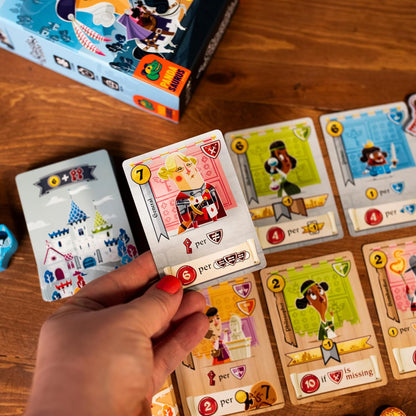 Pandasaurus Games Castle Combo Juego de Cartas - Maximiza los Combos en Este Juego de Estrategia de Colocación de Cartas, Diversión Familiar Competitiva Rápida para Niños y Adultos, Edades 10+, 2-5