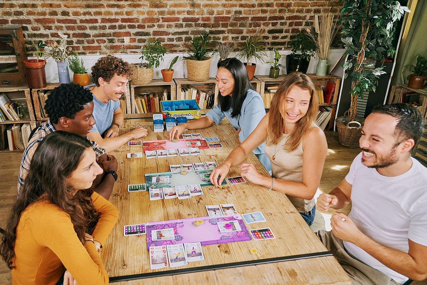 Juego de cartas Asmodee Challengers - ¡Reúne el equipo de tus sueños y captura la bandera! Juego de estrategia de gestión de mazos, divertido juego familiar para niños y adultos, a partir de 10 años