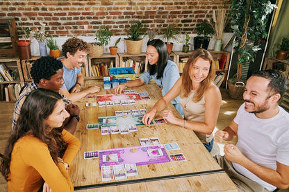 Juego de cartas Asmodee Challengers - ¡Reúne el equipo de tus sueños y captura la bandera! Juego de estrategia de gestión de mazos, divertido juego familiar para niños y adultos, a partir de 10 años