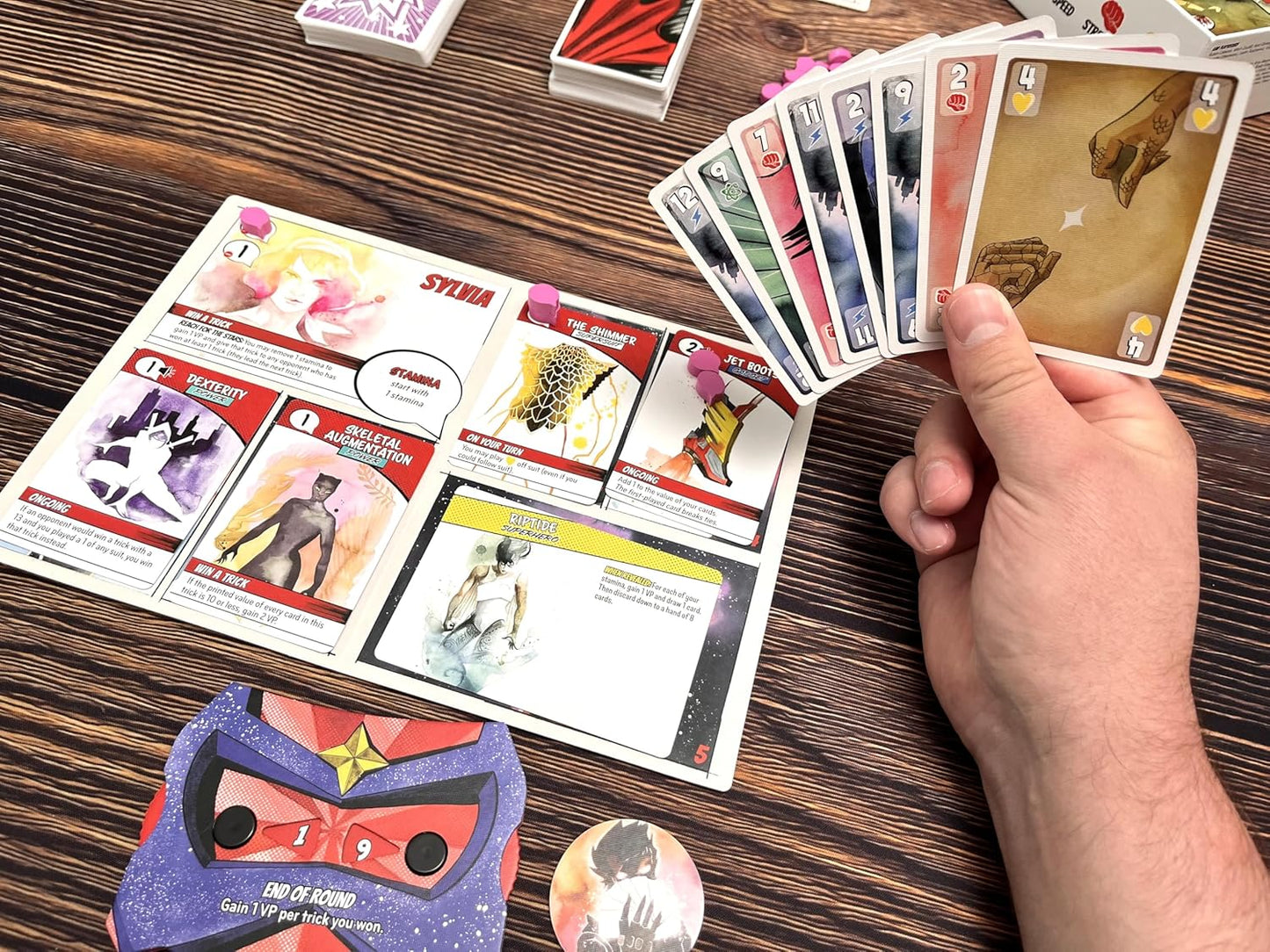 Stonemaier Games: Origin Story por Jamey Stegmaier y Pete Wessinger | Un juego de mesa de estrategia de bazas sobre crear superhéroes o supervillanos para adultos y familia | 1-5 jugadores, 45 min