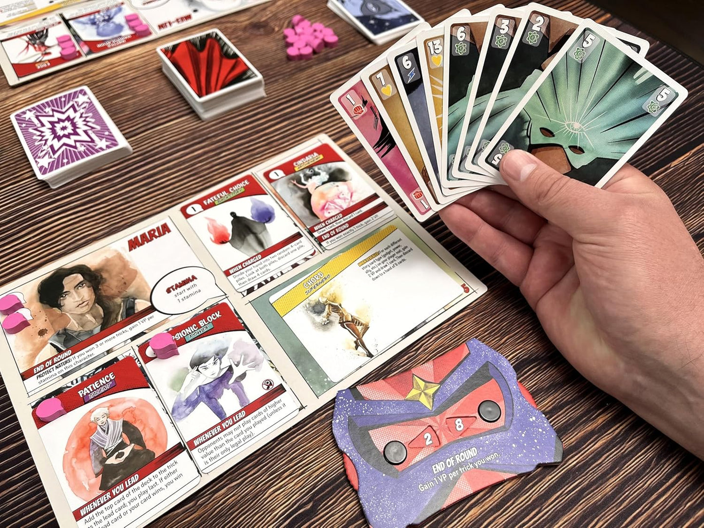 Stonemaier Games: Origin Story por Jamey Stegmaier y Pete Wessinger | Un juego de mesa de estrategia de bazas sobre crear superhéroes o supervillanos para adultos y familia | 1-5 jugadores, 45 min