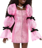 Muñeca Barbie Deluxe Style #14 con minivestido Barbiecore rosa metá...