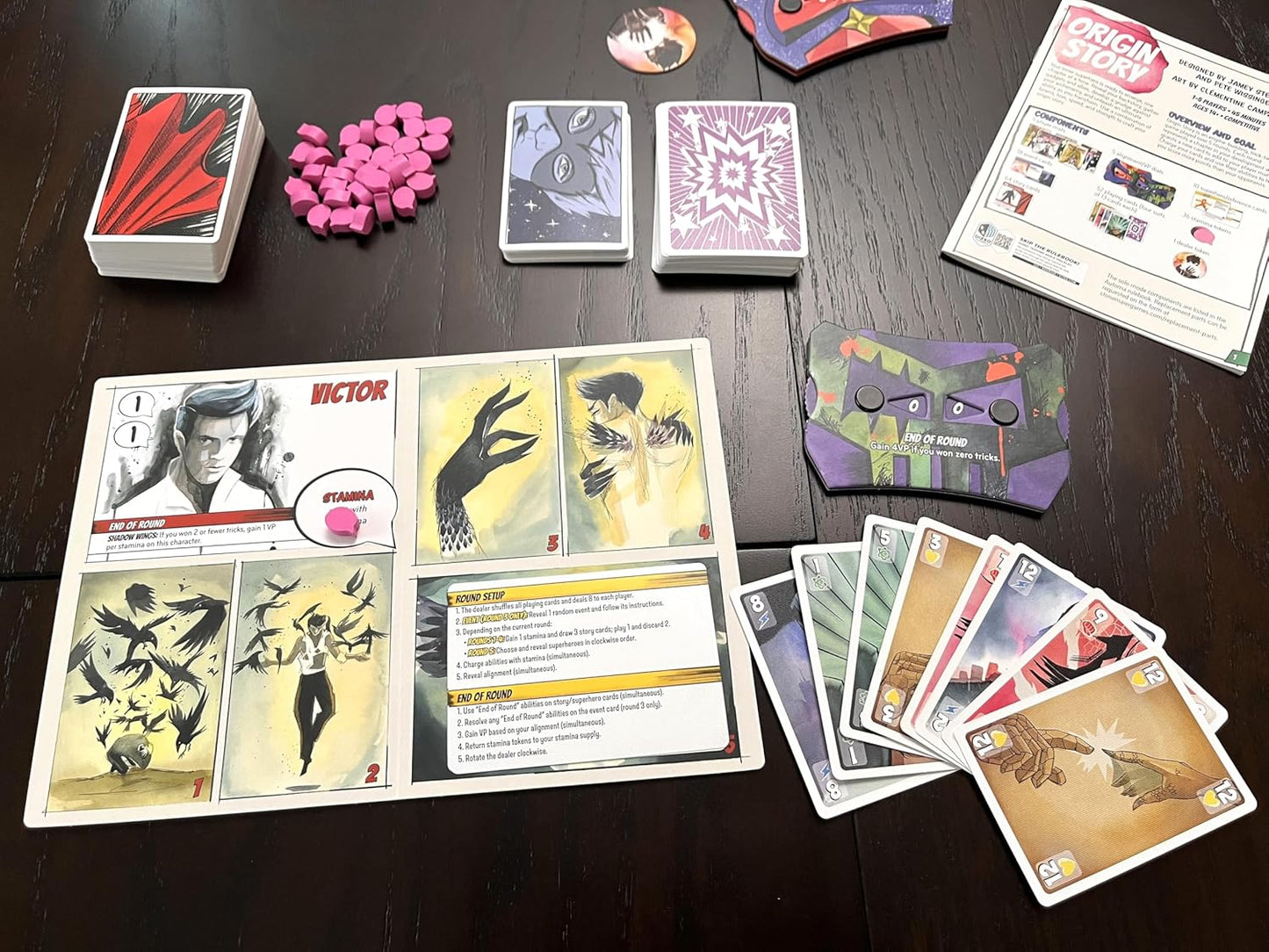 Stonemaier Games: Origin Story por Jamey Stegmaier y Pete Wessinger | Un juego de mesa de estrategia de bazas sobre crear superhéroes o supervillanos para adultos y familia | 1-5 jugadores, 45 min