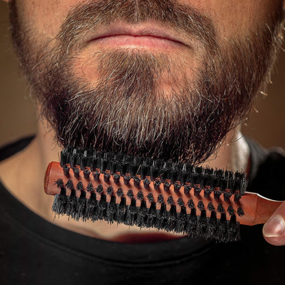 ZilberHaar - Cepillo redondo para cabello y barba Styler - Cerdas rígidas de jabalí de 1.3 pulgadas y mango de madera de perlado de 8.5 pulgadas - 222 tapones de cerdas - Cepillo de aseo de barba para hombres