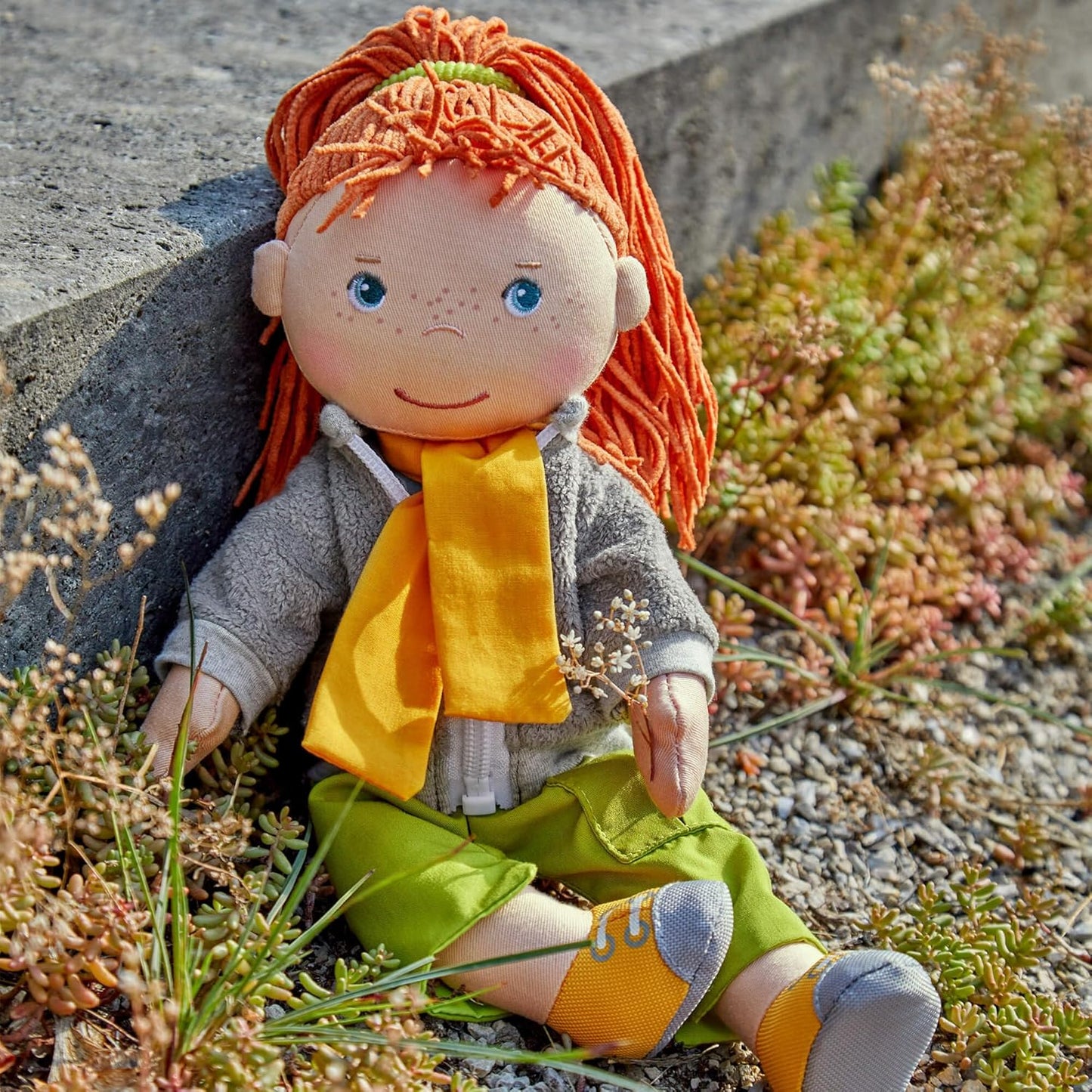 Muñeca blanda HABA Soley de 12", con pelo rojo, atuendo de aven...