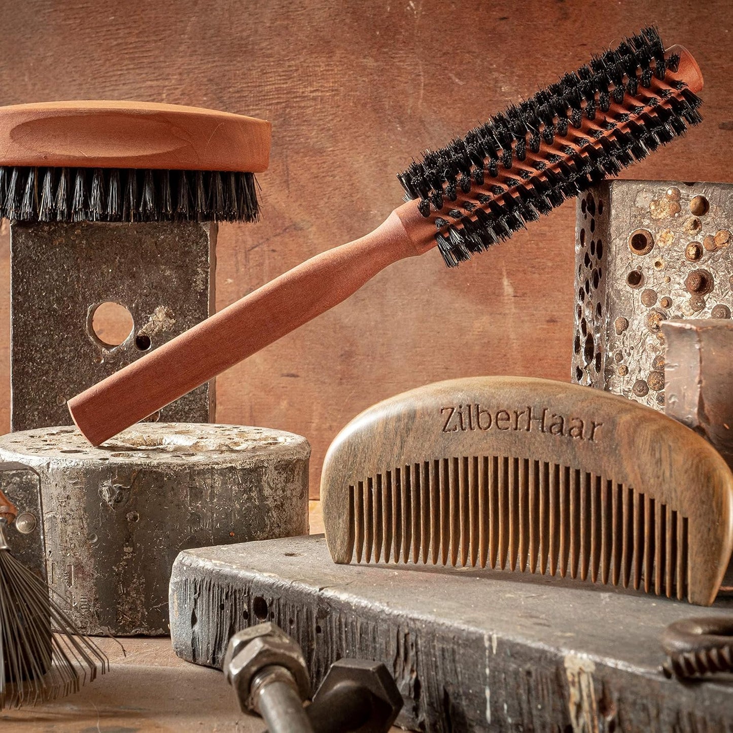ZilberHaar - Cepillo redondo para cabello y barba Styler - Cerdas rígidas de jabalí de 1.3 pulgadas y mango de madera de perlado de 8.5 pulgadas - 222 tapones de cerdas - Cepillo de aseo de barba para hombres