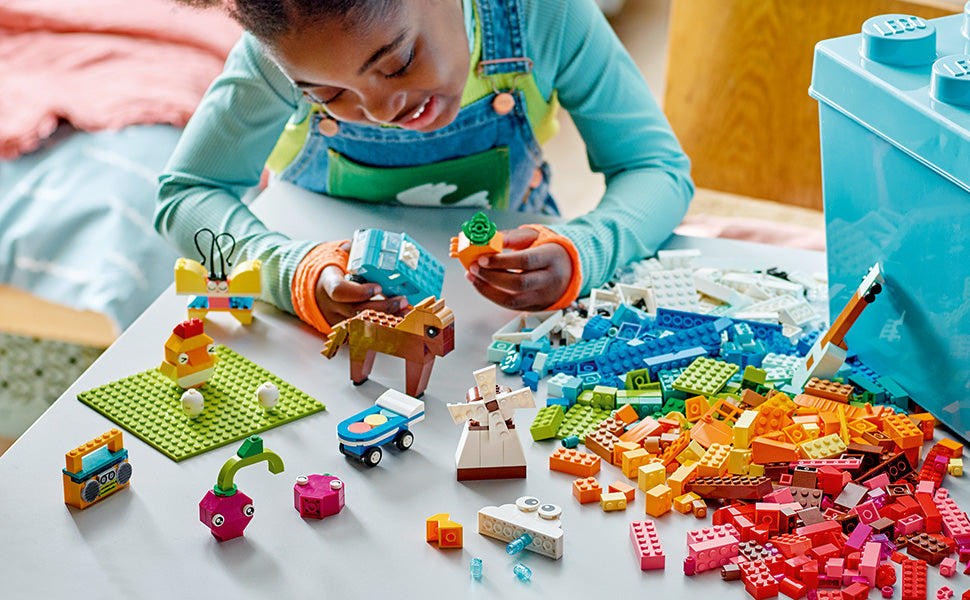 LEGO Bloques de construcción clásicos y vibrantes de caja de ladrillos – Juguetes sensoriales y de aprendizaje para niños y niñas, a partir de 4 años – Juguetes preescolares – Regalo para cumpleaños – 11038