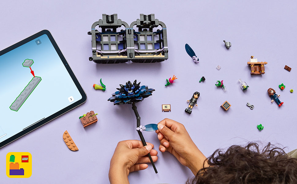 LEGO Wednesday - Juguete de construcción de flores de dalia negra, juego de simulación para niñas y niños, a partir de 9 años, con Minidolls de Wednesday Addams y profesor, bloques de construcción