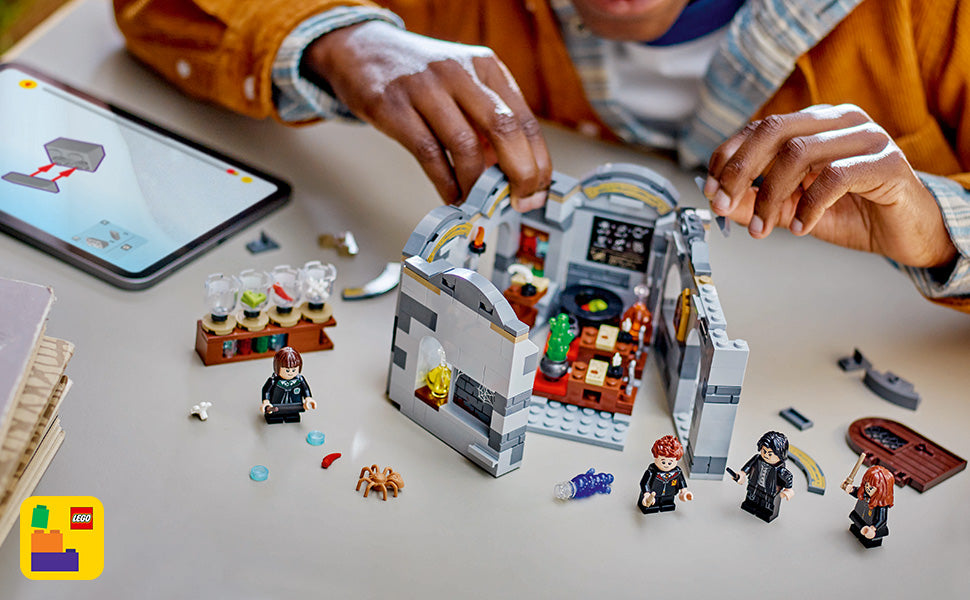 LEGO Harry Potter Hogwarts Castillo: Set de Construcción de la Clase de Pociones, Juguete de Harry Potter para Niños y Niñas, Edad 8+ - Regalo para Niños con 4 Minifiguras - 76431