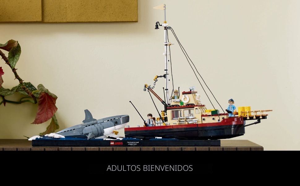 LEGO Ideas Jaws Set – Kit de diorama para fanáticos de la película clásica – Juguete de tiburón – Regalo de recuerdos de película para adultos – Incluye barco Orca y las minifiguras de Chief Brody