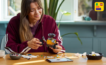 LEGO Disney & Pixar Wall-E & EVE - Juego de construcción para adultos, mayores de 18 años, oficina en casa, estante de libros o decoración de habitación para fanáticos de Disney, ideas de regalo para